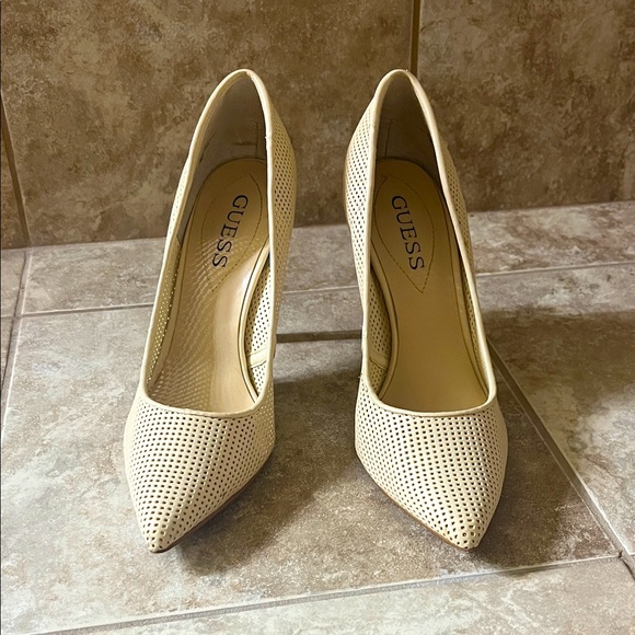 GUESS Cream perforated leatherette Women's Heels 8.5 - Picture 1 of 6